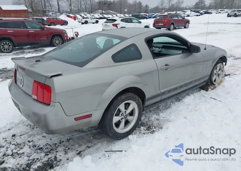 2008 Ford Mustang V6 Deluxe/V6 Premium z USA, uszkodzony, nr VIN 1ZVHT80N385142083